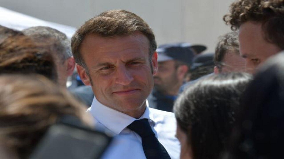 انتقادات واسعة لماكرون على خلفية جداله مع أشخاص حول وجود فرص عمل في فرنسا