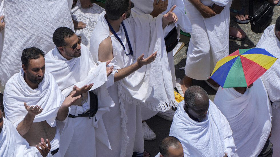 كان يصلي ويتابع "التكبيس والدعم".. رجل يثير جدلا بعد أن وثق صلاته في بث مباشر على "تيك توك"