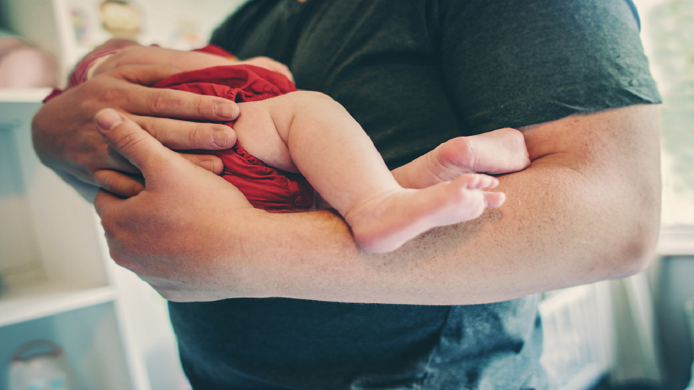 تأثير إيلون موسك؟.. دراسة تكشف ميل الرجال الأذكياء للإنجاب في وقت متأخر في الحياة!