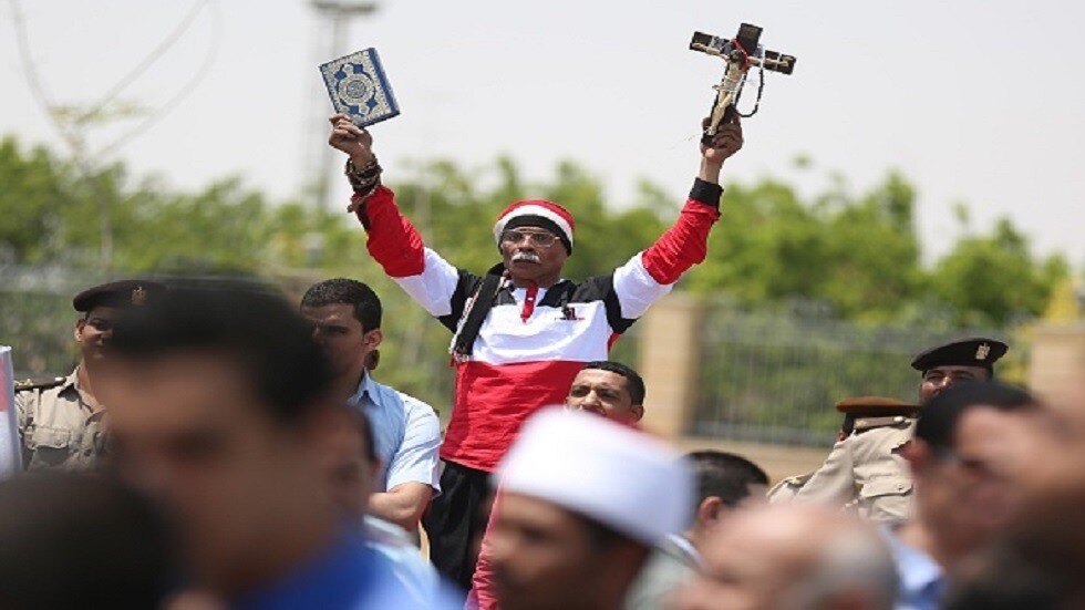 مرصد الأزهر لـ RT: ما قام به السويدي "موميكا" من حرق للمصحف الشريف عمل إرهابي دنيء