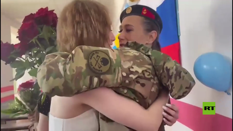 بالفيديو من كامتشاتكا.. أم تعود من منطقة العملية العسكرية لتفاجئ ابنتها بمناسبة غالية