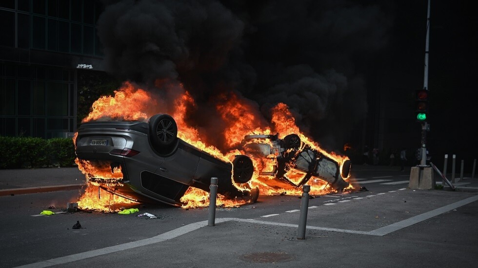 "بينما فرنسا تحترق!".. انتقادات واسعة لماكرون بسبب حضوره وزوجته حفلة لإلتون جون في باريس (فيديو)