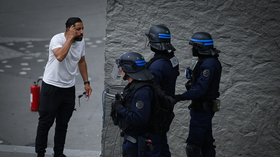 توجيه تهمة القتل العمد إلى شرطي أردى فتى من أصول جزائرية في فرنسا