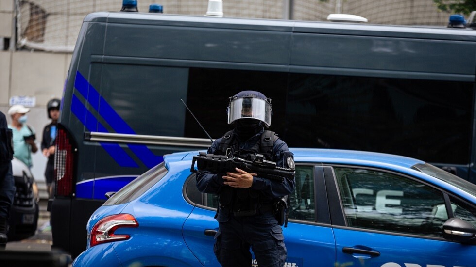 تطور خطير.. فرنسا تنشر المدرعات في شوارعها لمواجهة الاحتجاجات (فيديو)