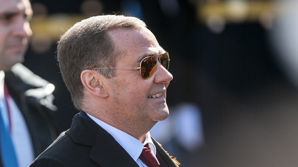 مدفيديف: روسيا تتابع الأحداث في فرنسا