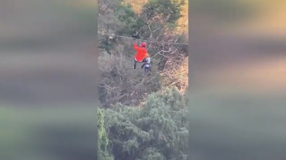 فيديو مروع.. سقوط طفل من "زيبلاين" بعد انفلات حزامه (فيديو)