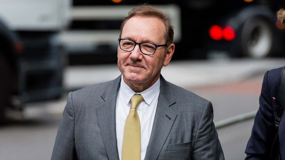 الادعاء في محاكمة سبيسي: الممثل الحائز على جائزة الأوسكار متنمر جنسي يهاجم رجالا آخرين