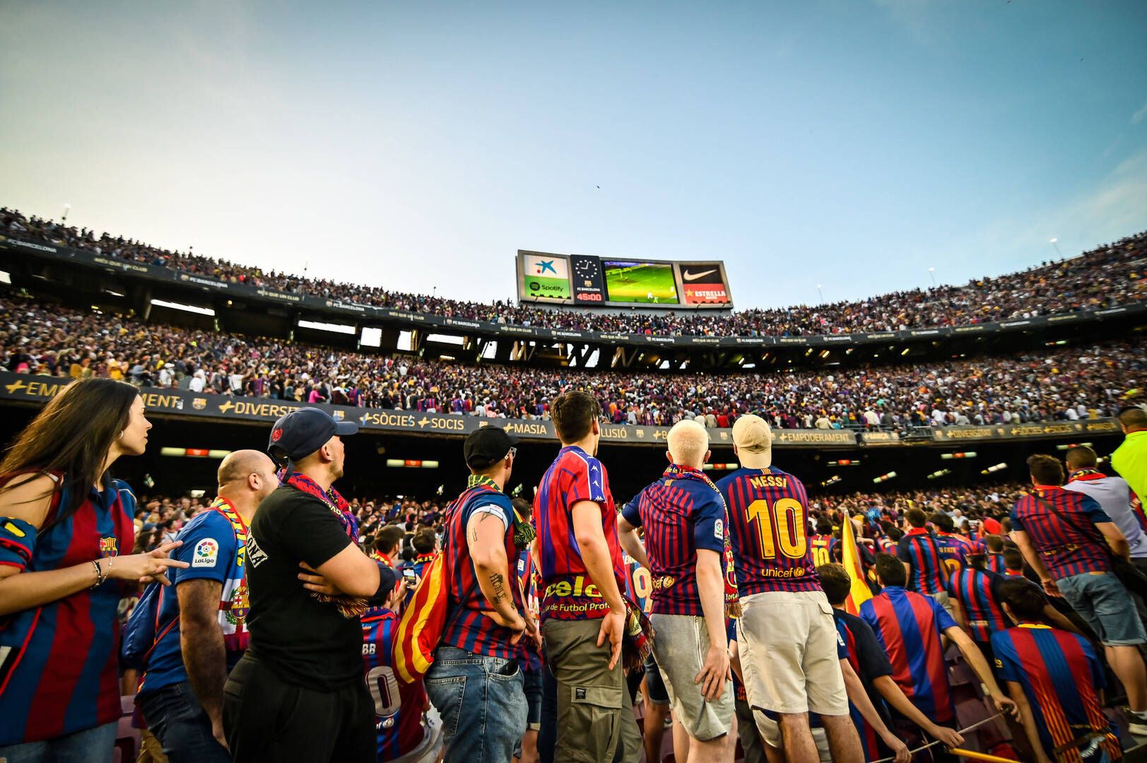 أسطورة ريال مدريد يجذب الأنظار في حفل توديع نجم برشلونة بوسكيتس (فيديو)