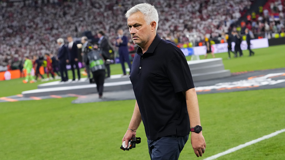 مورينيو يثير التكهنات بشأن مستقبله بعد خسارته مع روما لقب الدوري الأوروبي