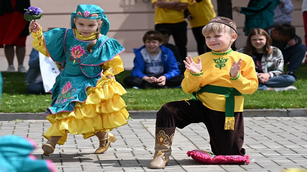 بوتين: الأطفال أكبر مصدر للسعادة والخير