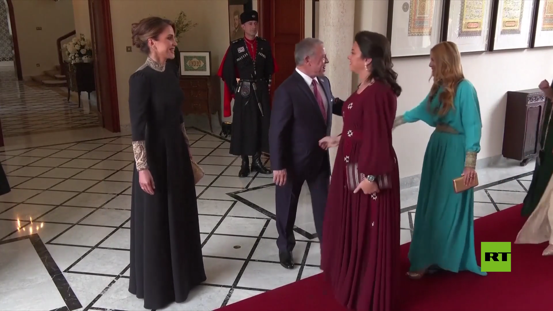 بالفيديو.. العاهل الأردني والملكة رانيا يستقبلان الضيوف في حفل زواج الأمير الحسين