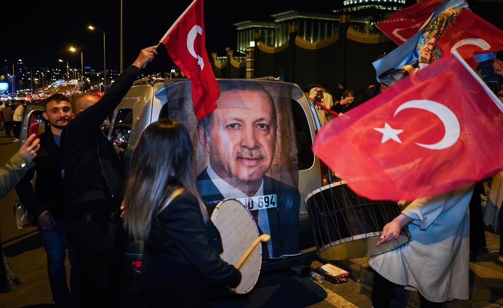 جانب من الاحتفالات بفوز الرئيس التركي أردوغان في الانتخابات الرئاسية.