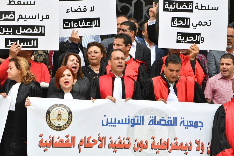 قضاة تونسيون يتظاهرون للتنديد بوضع اليد على السلطة القضائية