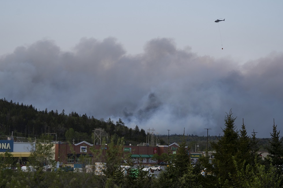 كندا.. فرار الآلاف من حرائق غابات غير مسبوقة شرق البلاد (فيديو)