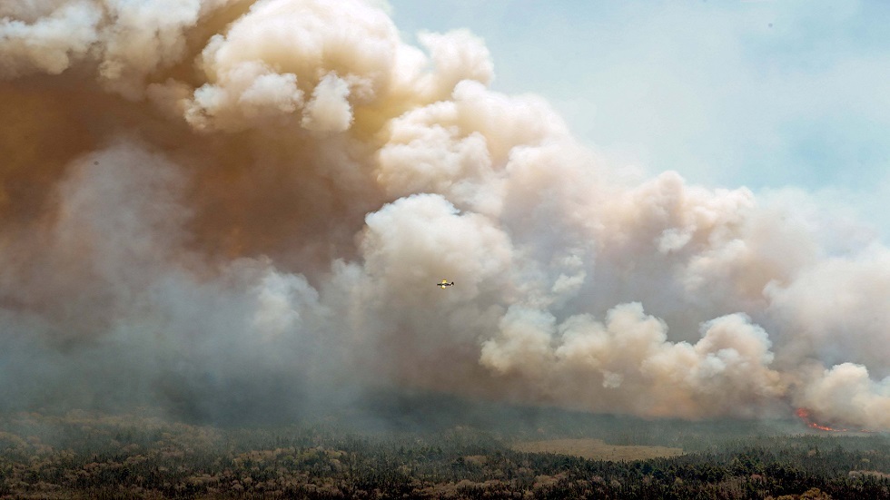 300 رجل إطفاء من الولايات المتحدة وجنوب إفريقيا يتوجهون إلى كندا لمكافحة حرائق غابات