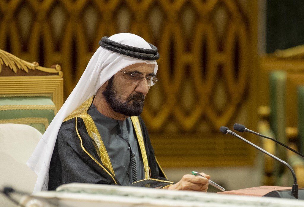 حاكم دبي يتلقى تقريرا من متسوق 