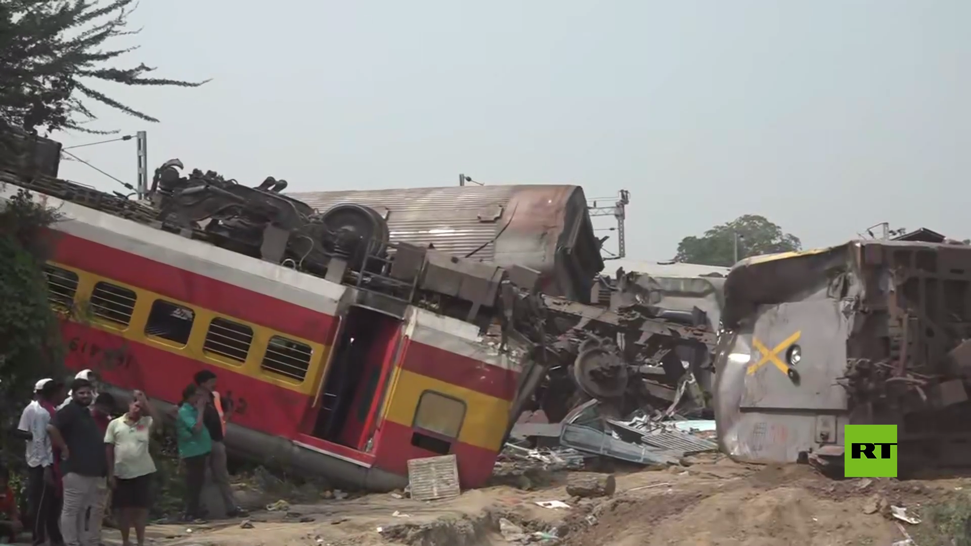 مشاهد من موقع كارثة القطارات في الهند