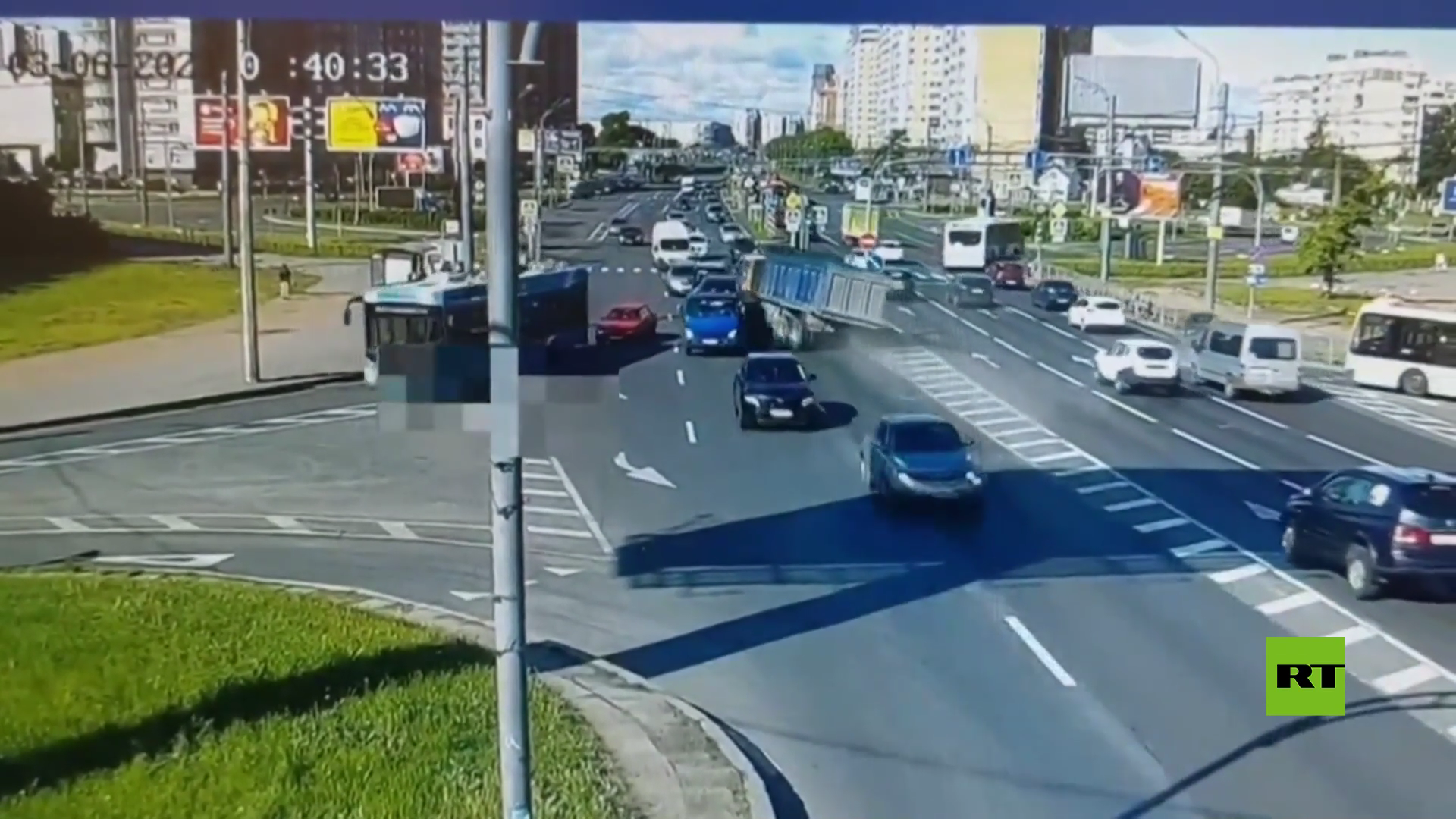 الكاميرا تسجل لحظة حادث مروري شمل عشر سيارات في سان بطرسبورغ