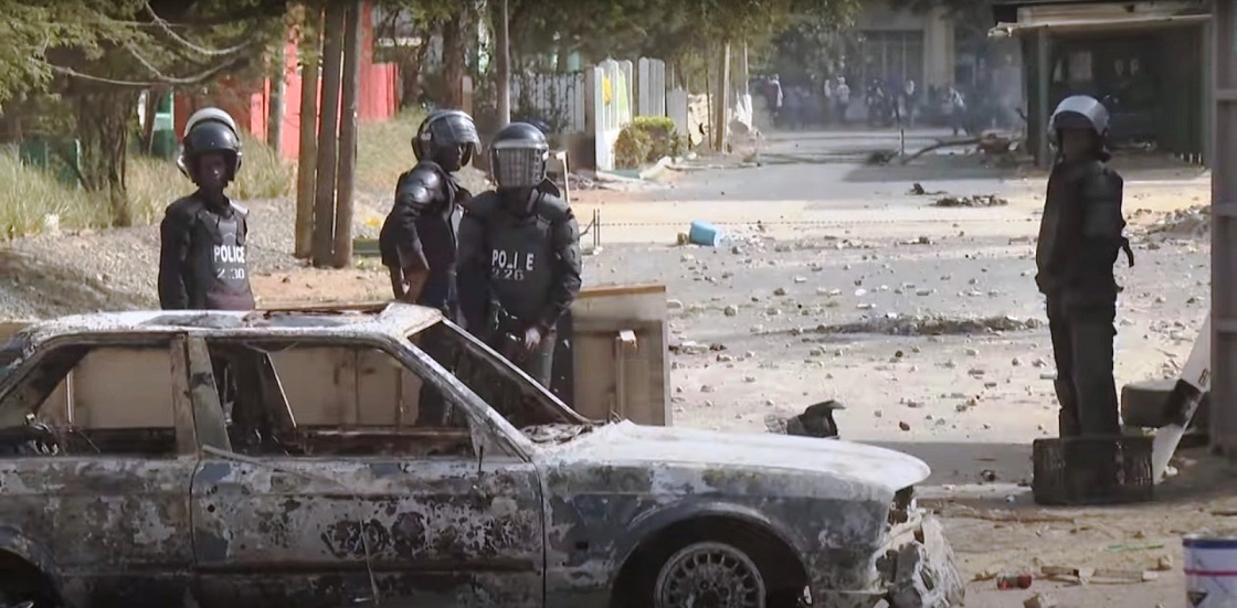 بينهم أمني.. مقتل 15 شخصا على الأقل في اشتباكات بين أنصار زعيم المعارضة والشرطة في السنغال
