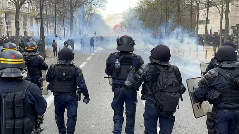 الشرطة الفرنسية تستخدم الغاز المسيل للدموع لفض مظاهرة وسط العاصمة باريس (فيديو)