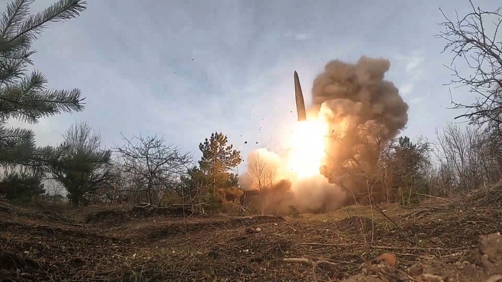 الجيش الروسي يدك بصواريخ 