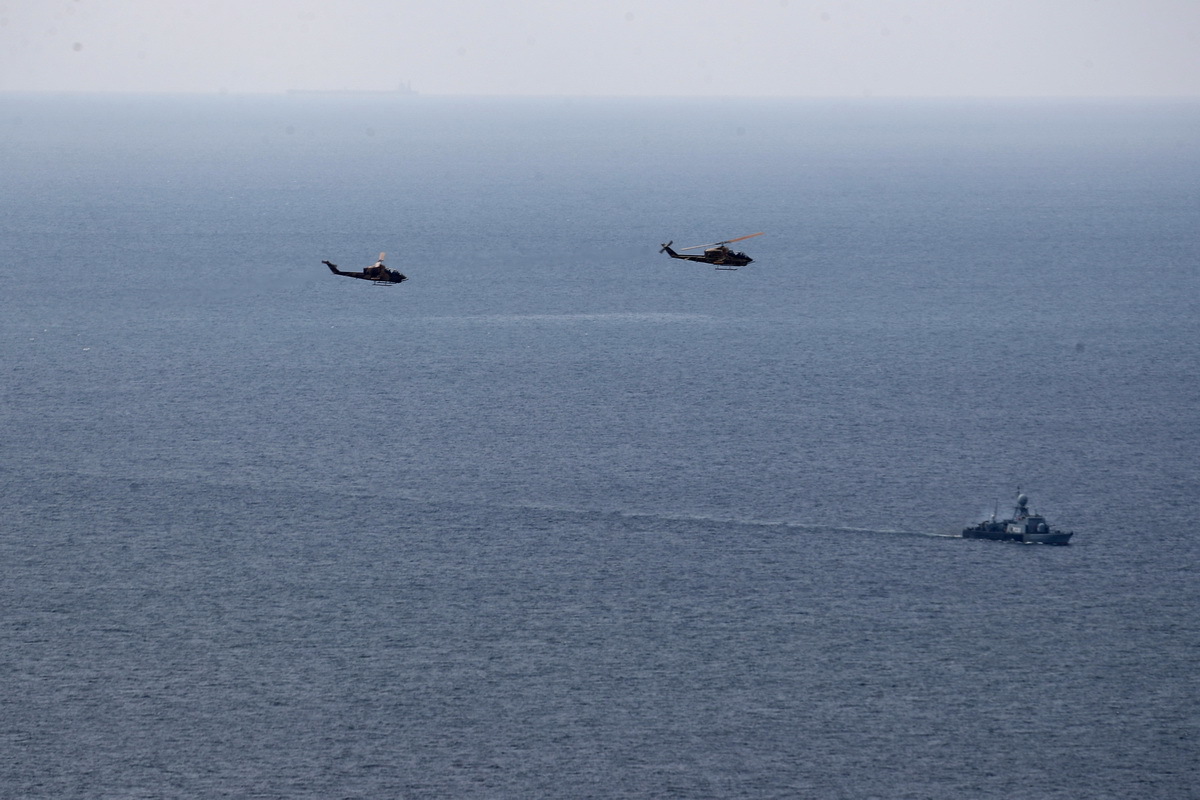 البحرية الأمريكية تعلن تعرض سفينة تجارية لمضايقات من زوارق إيرانية