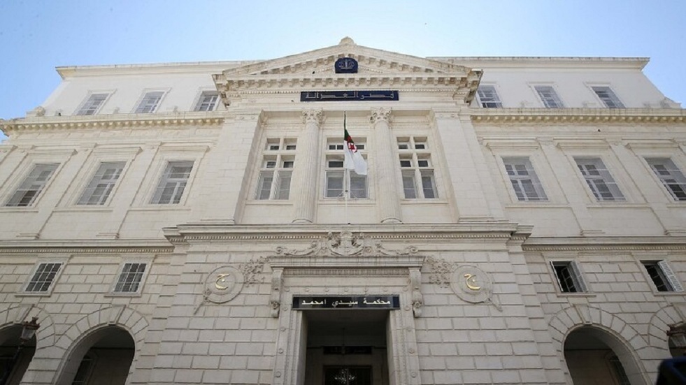 المحكمة الجزائرية تحاكم متهما يخزن 39600 قرص 