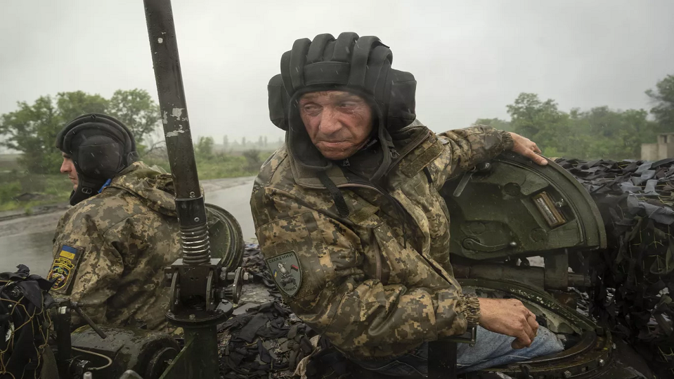 مستشار رئاسي أوكراني سابق: قوات كييف اصطدمت بجيش روسي مدرب جيدا