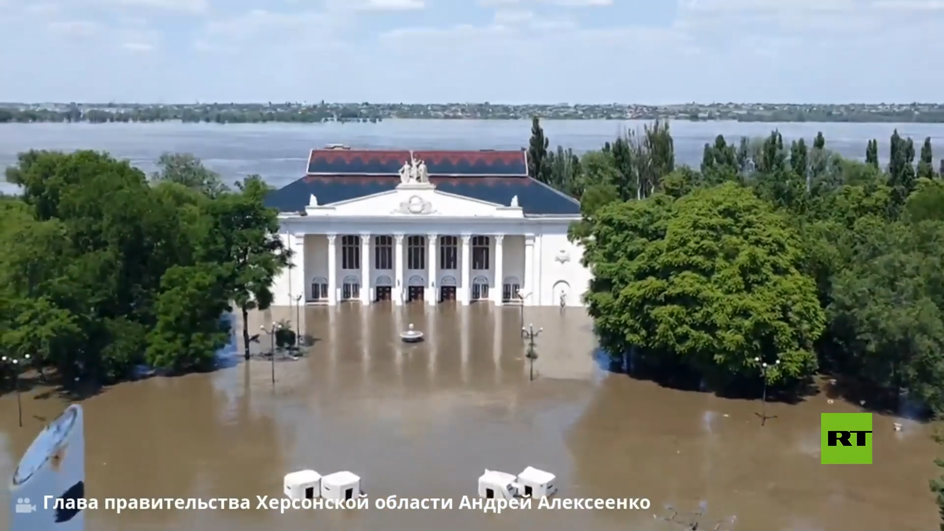 المياه تغمر مدينة نوفايا كاخوفكا بعد انهيار سد كاخوفسكايا