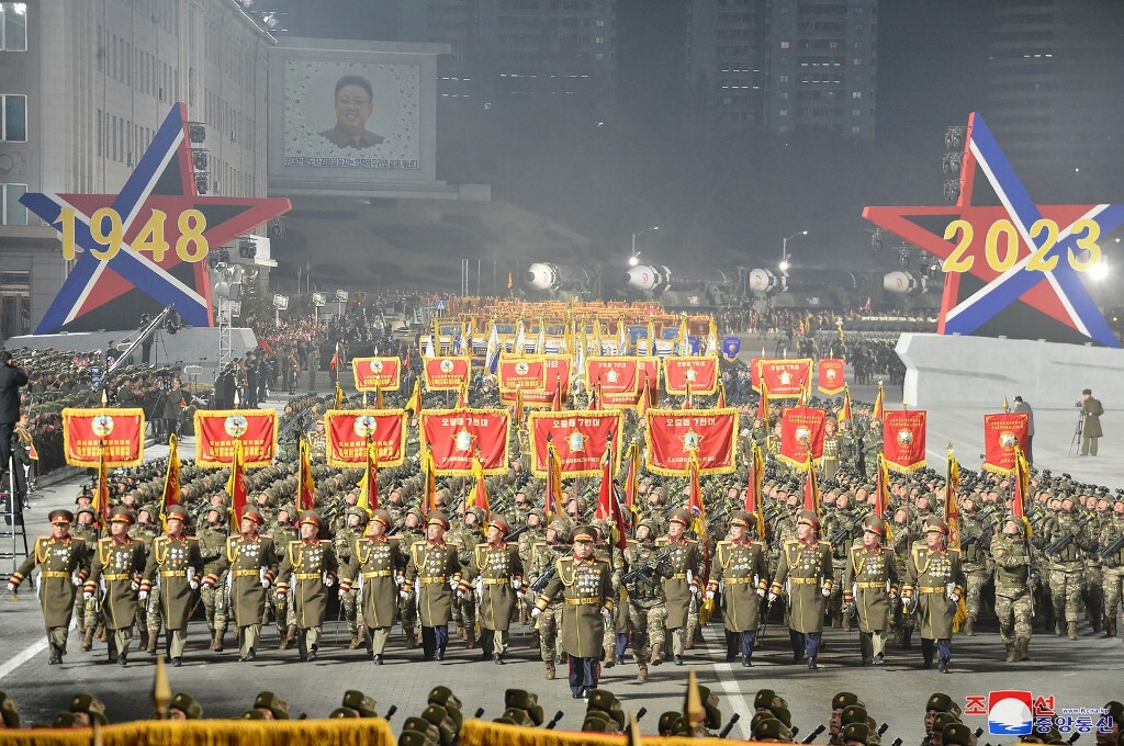 كوريا الشمالية.. منظمة شبابية تتبرع بقاذفات صواريخ متعددة إلى الجيش
