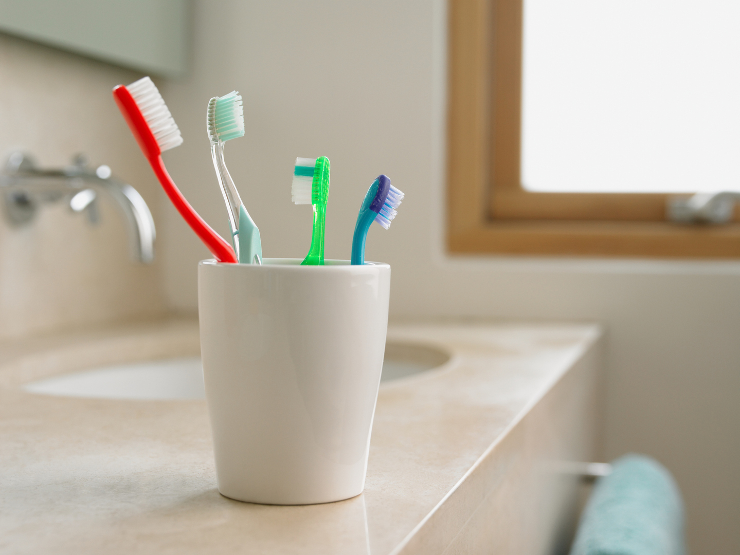 خبراء: خطر قاتل قد يهدد من يستخدم فرشاة الأسنان بشكل خاطئ