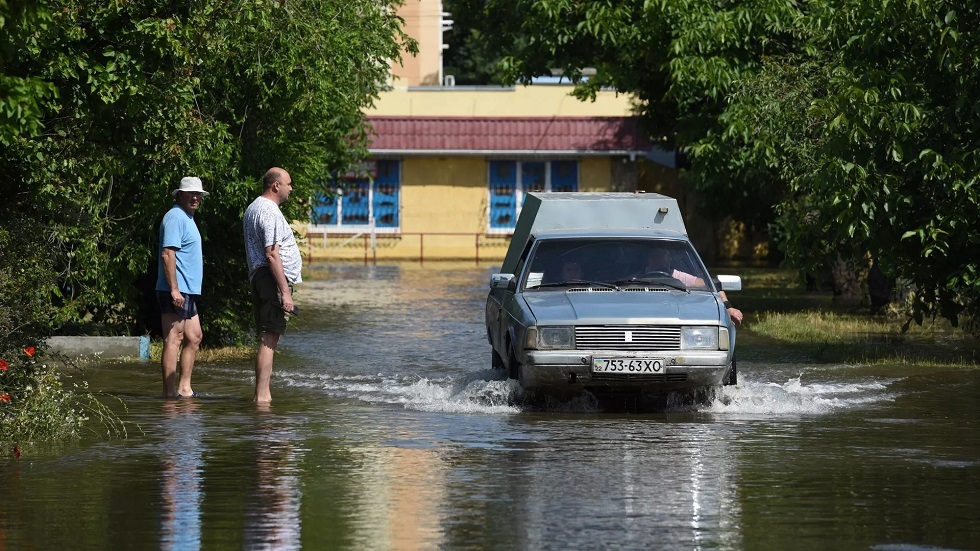 متطوعون روس ينقذون المدنيين من الفيضانات في منطقة خيرسون (فيديو)