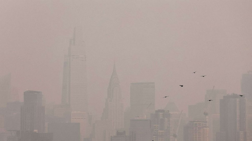 دخان حرائق الغابات في كندا يعطل رحلات نيويورك وفرجينيا