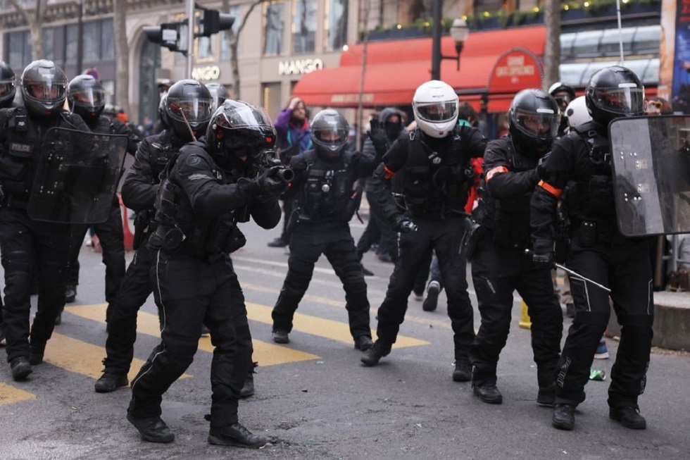 فرنسا.. غضب بعد تصوير ضباط شرطة  بوشوم 