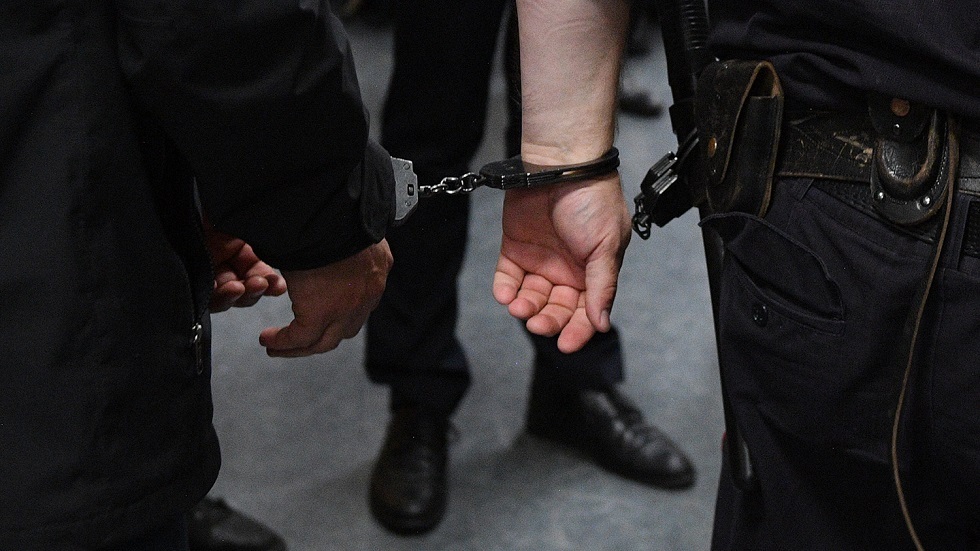 اعتقال مظلي أمريكي سابق بتهمة تجارة المخدرات وممارسة الابتزاز في موسكو (فيديو)