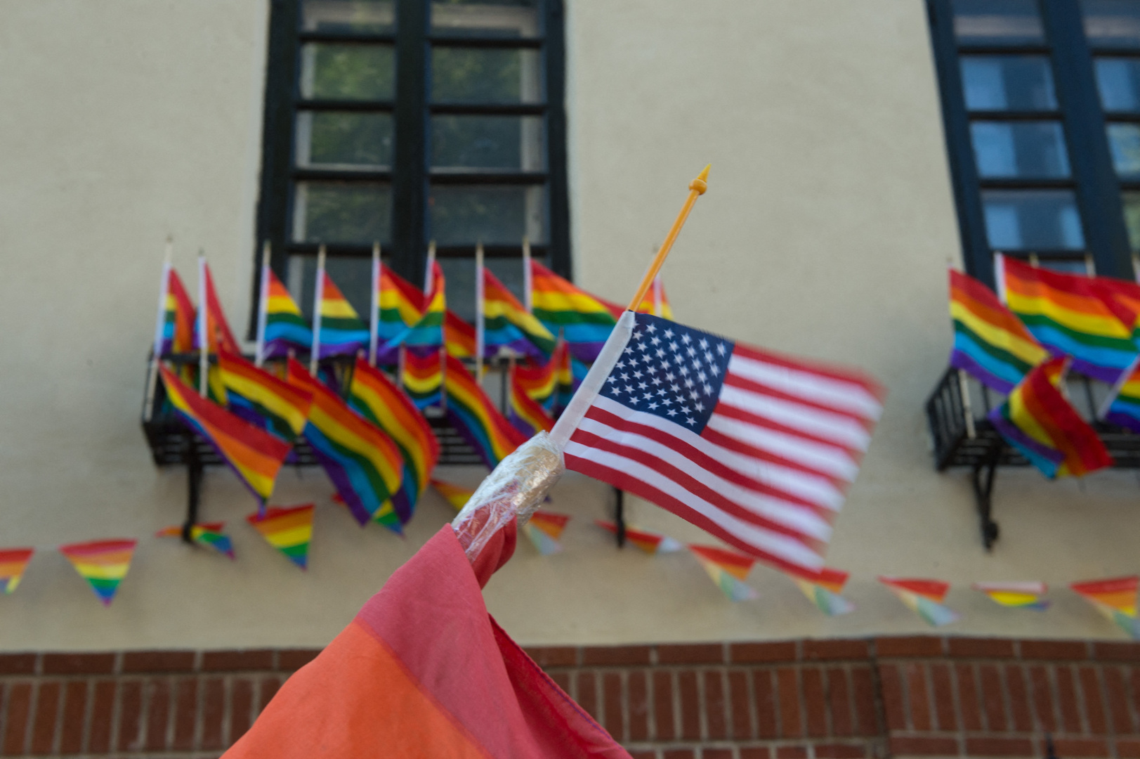 هجوم حاد على السفارة الأمريكية لدى لبنان لرفعها علم المثليين (صورة)