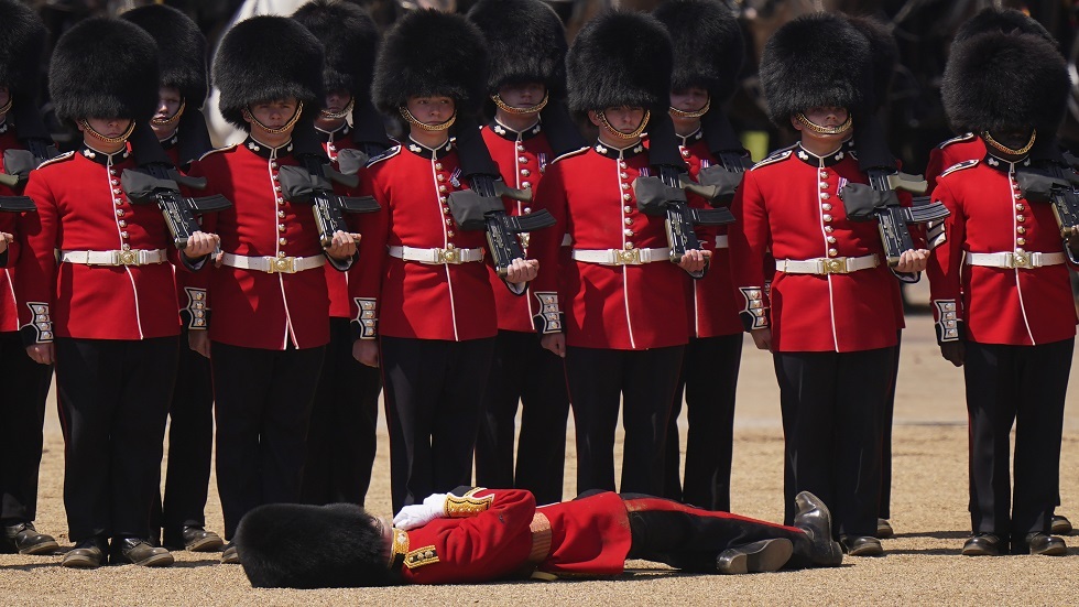 جنود بريطانيون يفقدون وعيهم خلال عرض عسكري بسبب الحر الشديد (صور + فيديو)