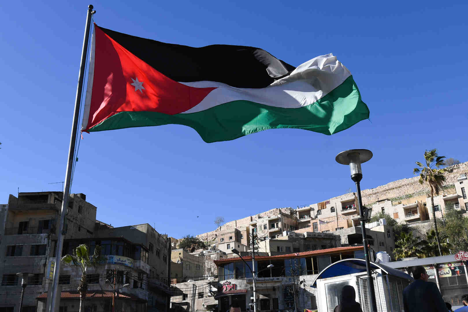 مشاهد مخيفة وصادمة لمشاجرة في الأردن تخللها دهس متعمد وأسفرت عن قتلى وجرحى.. (فيديو)