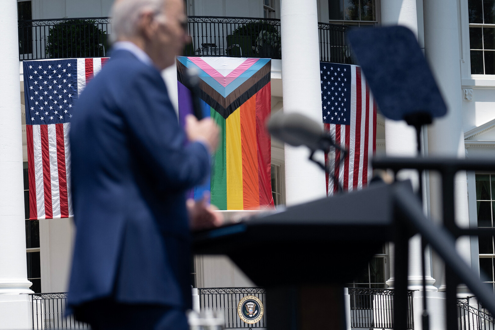 ينتهك قانون العلم الأمريكي..البيت الأبيض يرفع علم المثليين وسط علمين ونشطاء يعترضون (صور + فيديو)