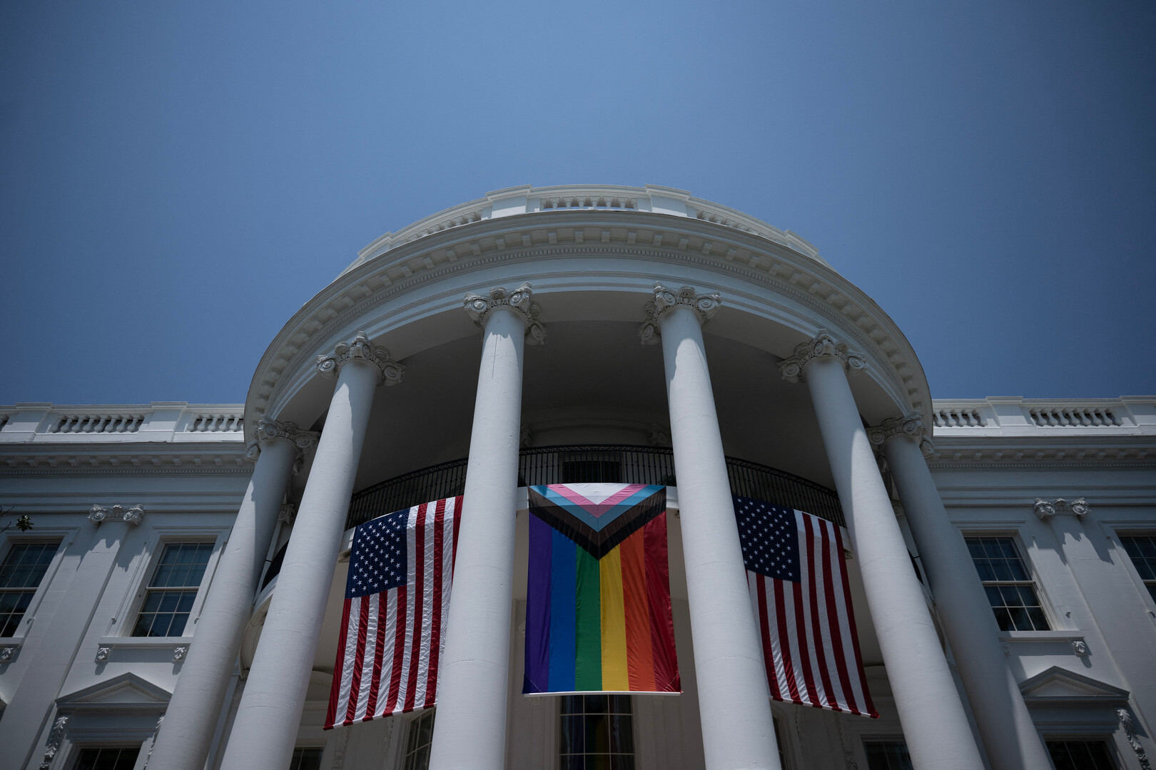 سخرية وضجة في مواقع التواصل عقب رفع علم المثليين على البيت الأبيض (صور+ فيديوهات)