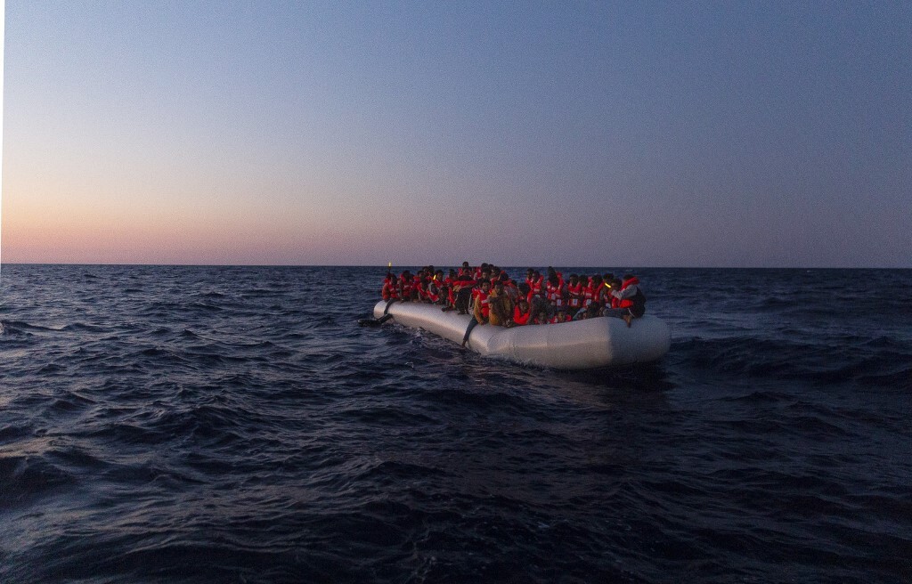 اليونان: إنقاذ 104 مهاجرين من زورق صيد غارق