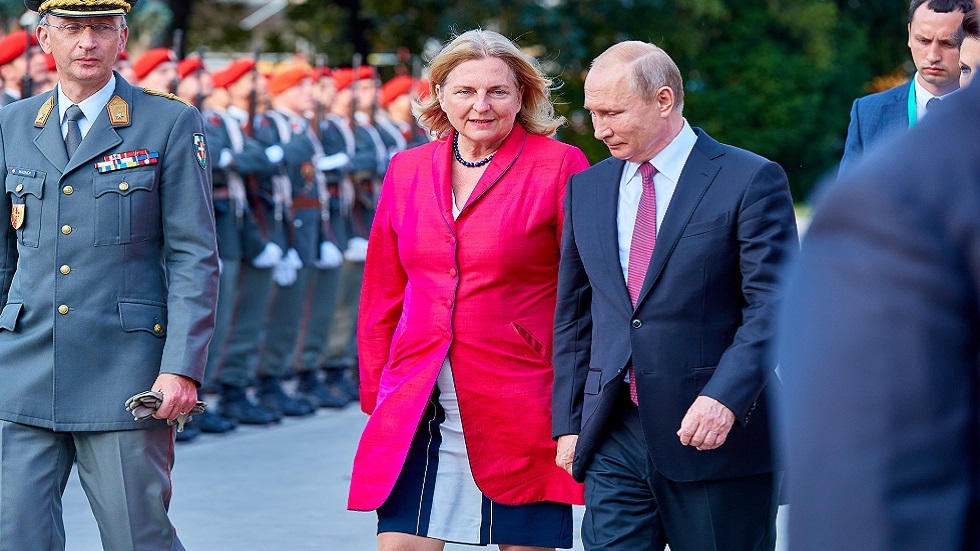 وزيرة الخارجية النمساوية السابقة: بوتين زعيم جاد واحترمه
