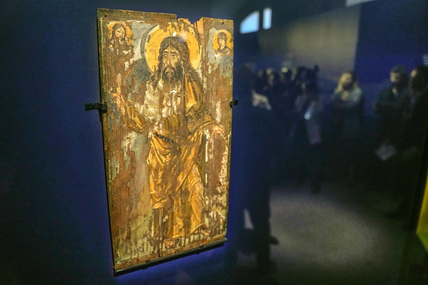 بعملية سرية.. تهريب 16 أيقونة أثرية من أوكرانيا وعرضها في متحف اللوفر الفرنسي (فيديو)