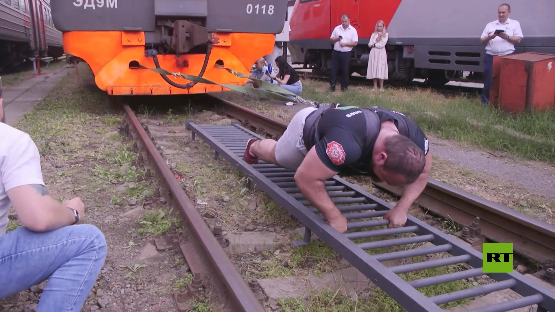 بالفيديو.. رياضي روسي يسجل رقما قياسيا عالميا بجرّه قطارا وزنه 500 طن!