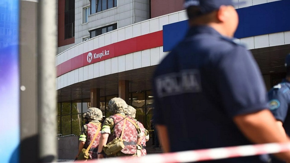 لحظة اقتحام بنك في عاصمة كازاخستان وتحرير الرهائن