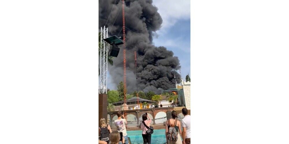 بالفيديو.. إجلاء 25 ألف شخص بعد حريق كبير في ثاني أكبر مدينة ملاهي في أوروبا 