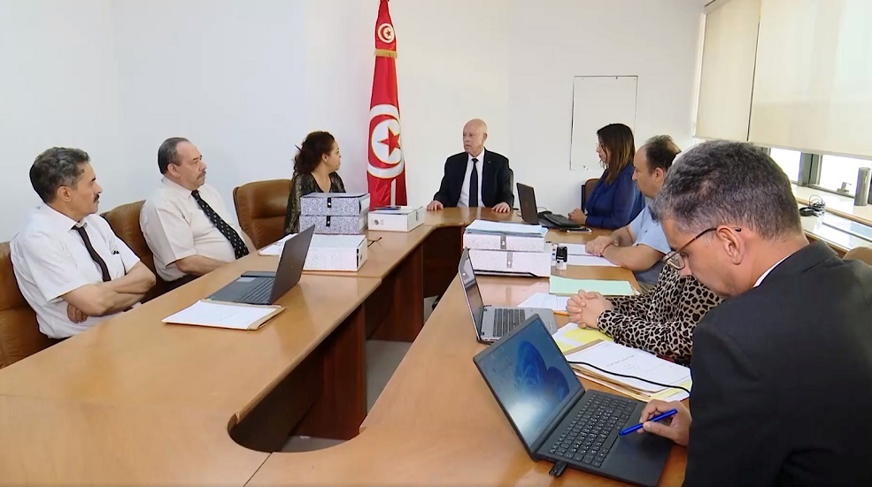 الرئيس التونسي قيس سعيد خلال لقائه أعضاء لجنة الصلح الجزائي