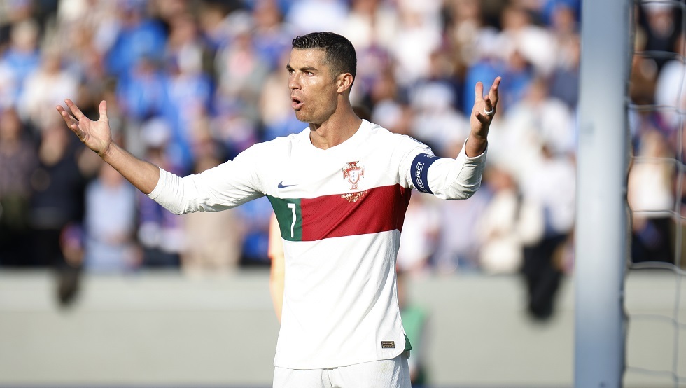 شاهد.. رونالدو يحرج مصورا بسبب 