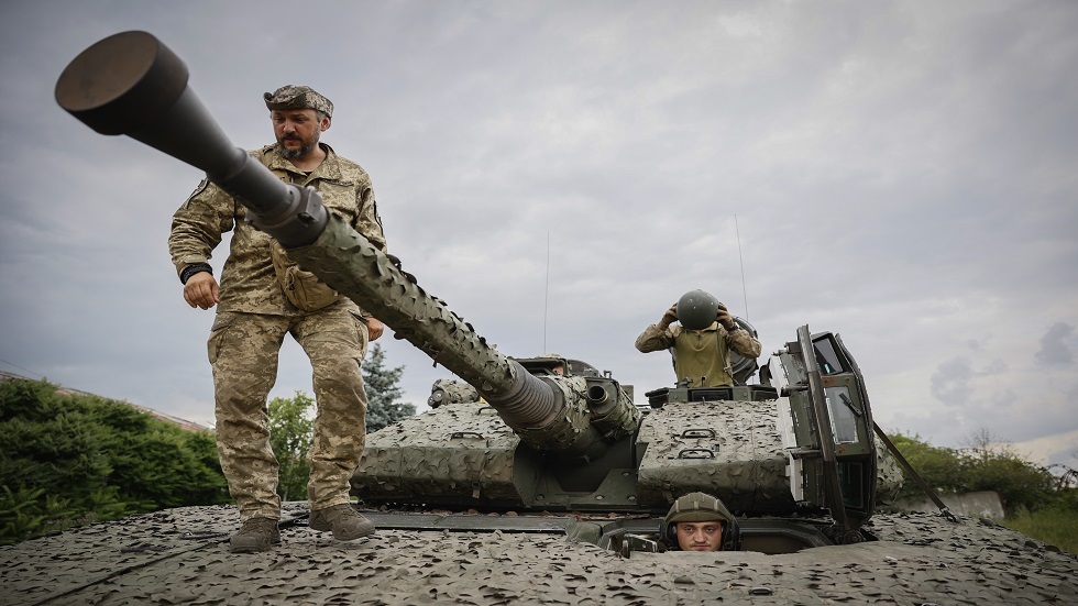 جنود أوكرانيون على متن مركبة مشاة سويدية من طراز CV90 في مواقعهم بالقرب من باخموت ، منطقة دونيتسك ، أوكرانيا
