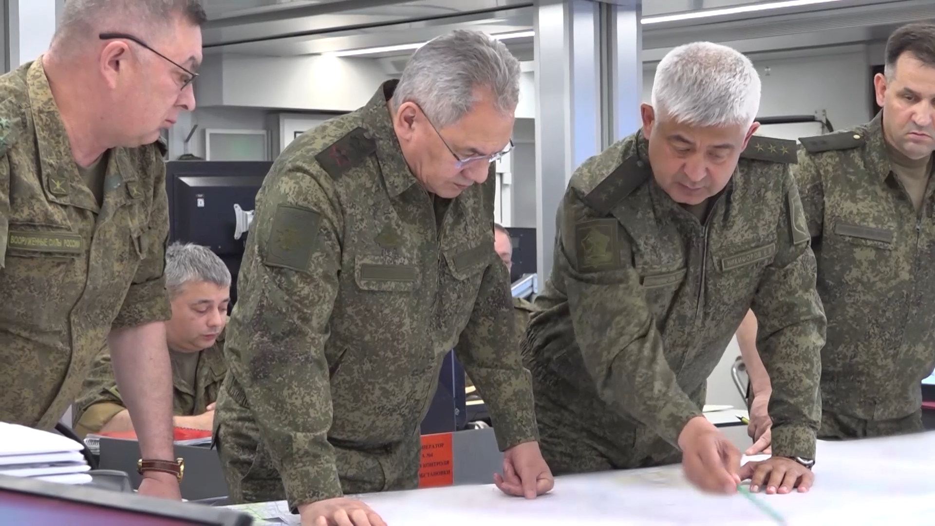 وزير الدفاع الروسي يصل إلى منطقة العملية العسكرية الخاصة ويتفقد الخطوط الأمامية (فيديو)